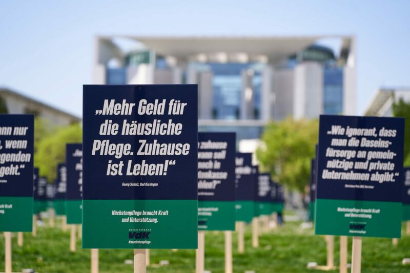 Prominent vor dem Kanzleramt platziert, damit pflegende Angehörige und Gepflegte endlich Gehör finden: Die „Demo ohne Menschen“ des VdK
